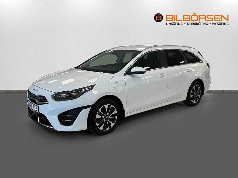 Vit (/wd/ casa white s) Begagnad 2022 Kia Ceed Sportswagon Advance Kombi | 239 900 kr (Bra pris) - Bild 1/4