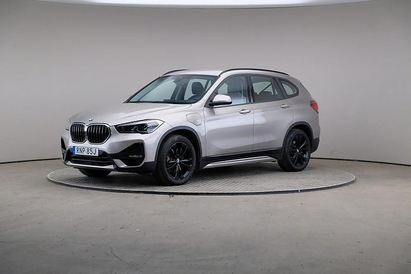Silver Begagnad 2021 BMW X1 Sport Line SUV | 295 000 kr (Marknadspris) - Bild 1/4