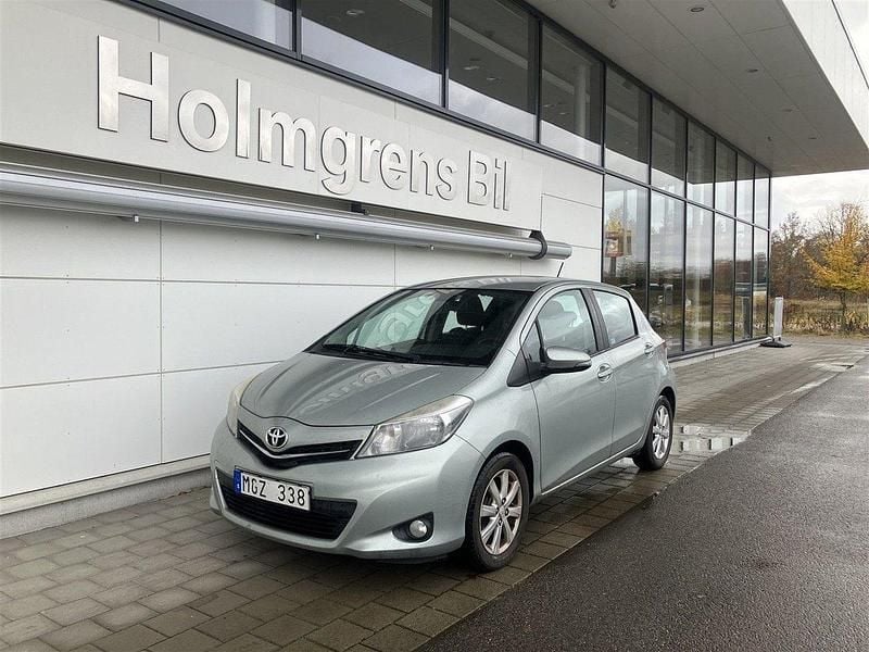 Ljusgrå Begagnad 2011 Toyota Yaris Halvkombi | 56 500 kr (Marknadspris) - Bild 1/3