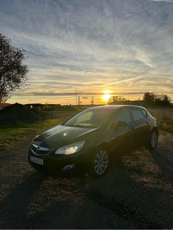 Svart Begagnad 2010 Opel Astra Enjoy Halvkombi | 36 500 kr (Bra pris) - Bild 1/4