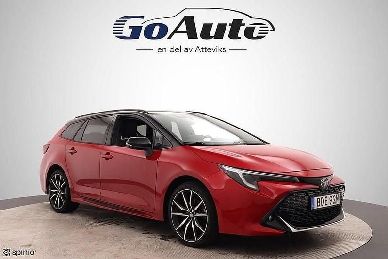 Röd Begagnad 2023 Toyota Corolla Sport Kombi | 309 500 kr (Marknadspris) - Bild 1/4