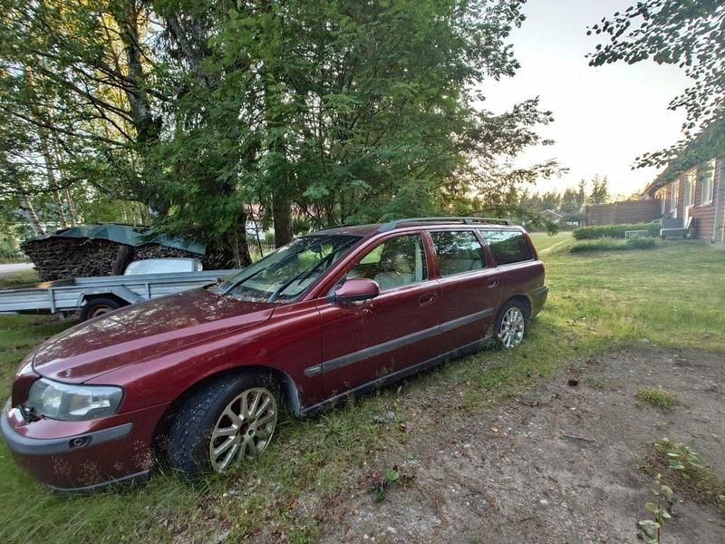 Röd Begagnad 2000 Volvo V70 Kombi | 13 000 kr (Marknadspris) - Bild 1/4
