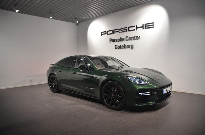 Mörkgrön (green) Ny 2025 Porsche Panamera 4S Sedan | 2 023 800 kr - Bild 1/4