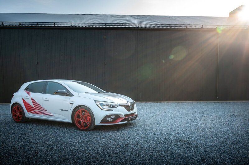 Vit Begagnad 2021 Renault Mégane IV R.S. Halvkombi | 385 000 kr - Bild 1/4