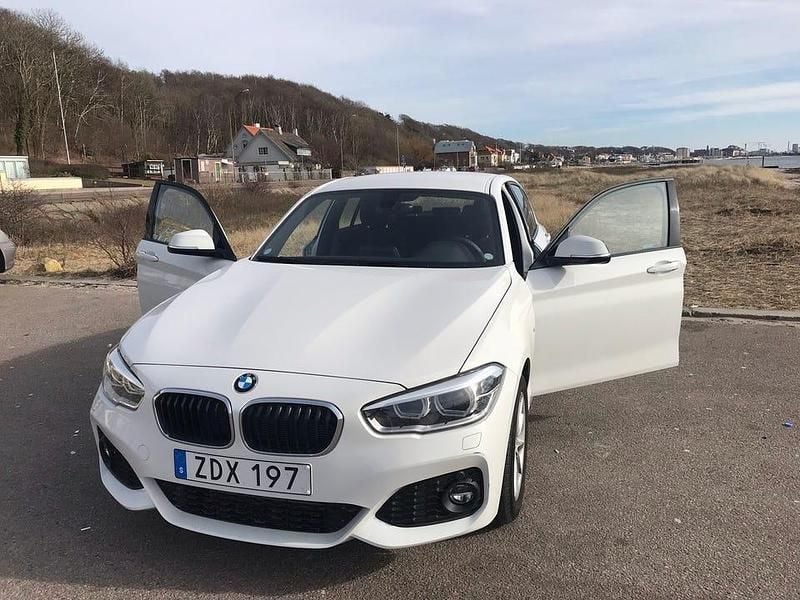 Begagnad 2018 BMW 118 Halvkombi | 165 000 kr (Marknadspris) - Bild 1/4