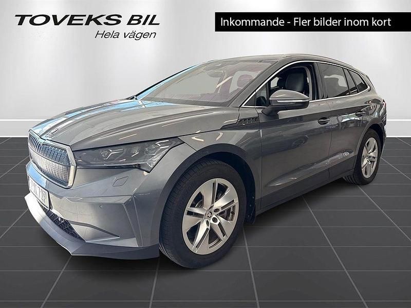 Grå (graphite grey metallic) Begagnad 2025 Skoda Enyaq iV SUV | 529 900 kr (Superpris) - Bild 1/4