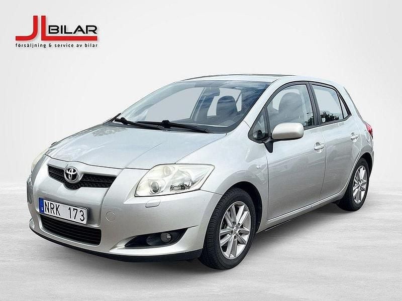 Silver Begagnad 2009 Toyota Auris Halvkombi | 69 900 kr (Dyr) - Bild 1/4
