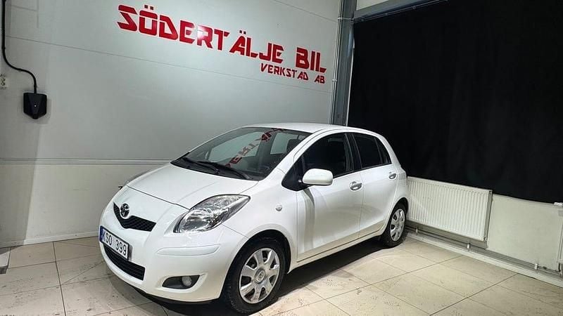 Begagnad Toyota Yaris 101 HK (74 kW) 2010 Vit Halvkombi