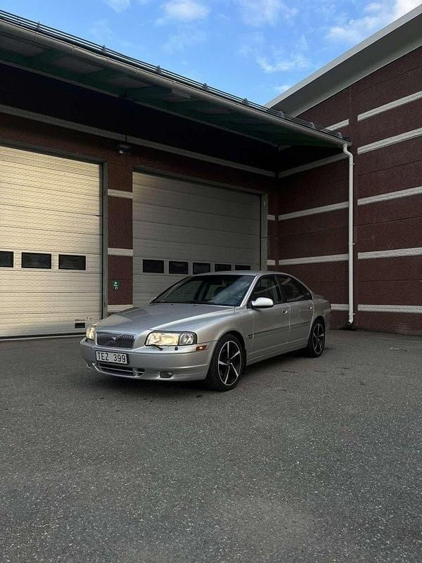 Grå Begagnad 2002 Volvo S80 Sedan | 40 000 kr (Marknadspris) - Bild 1/4