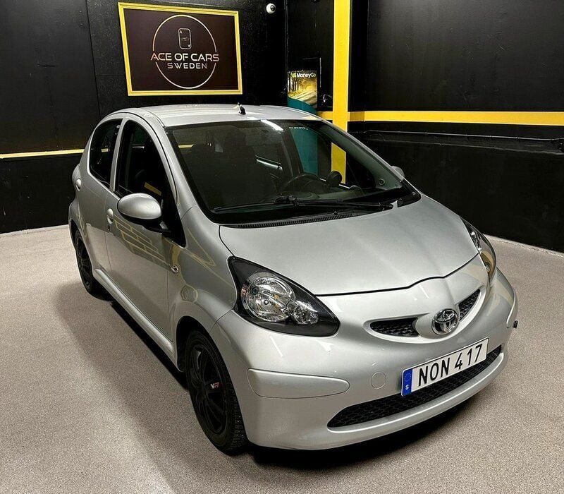 Silver Begagnad 2008 Toyota Aygo Halvkombi | 41 990 kr (Marknadspris) - Bild 1/4