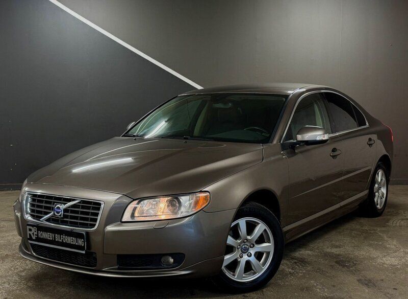 Grå Begagnad 2006 Volvo S80 Momentum Sedan | 39 900 kr (Marknadspris) - Bild 1/4