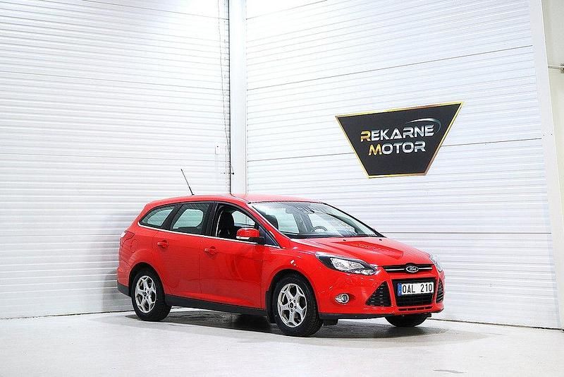 Röd Begagnad 2013 Ford Focus Titanium Kombi | 79 900 kr (Marknadspris) - Bild 1/3