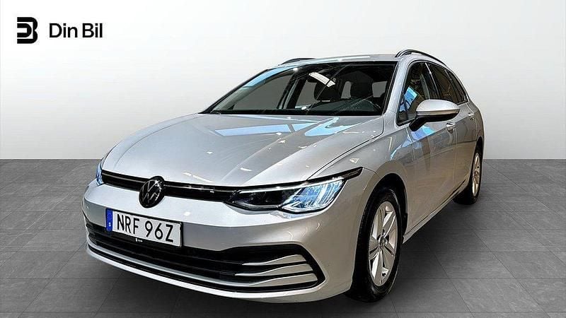 Silver (reflex silver metallic) Begagnad 2023 VW Golf VIII Life Kombi | 274 900 kr (Marknadspris) - Bild 1/4
