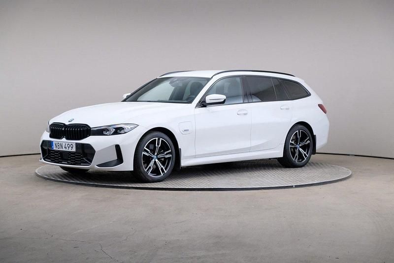Vit (alpine white (solid)) Begagnad 2022 BMW 330e Comfort Edition Kombi | 369 000 kr - Bild 1/4