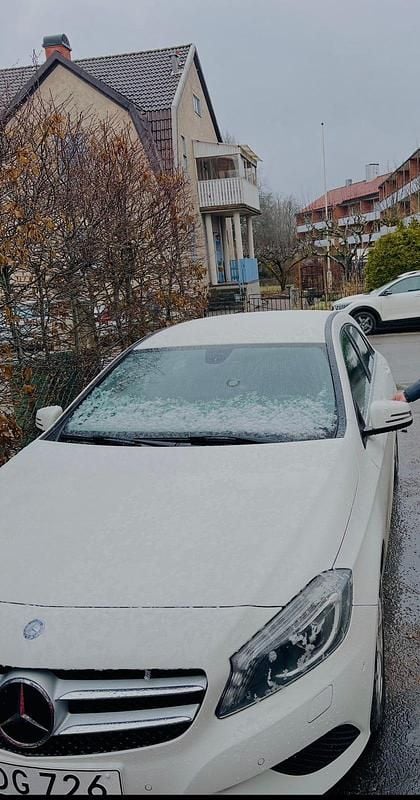 Vitt Begagnad 2015 Mercedes A180 Halvkombi | 94 900 kr (Marknadspris) - Bild 1/2