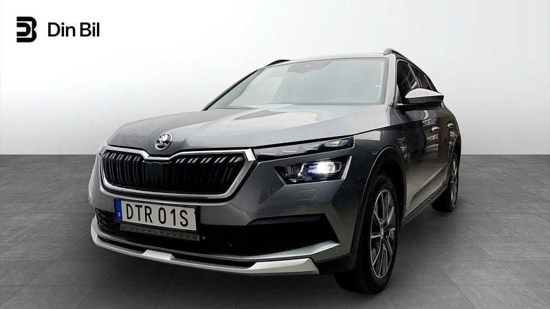 Grå Begagnad 2023 Skoda Kamiq ScoutLine SUV | 269 900 kr (Marknadspris) - Bild 1/4