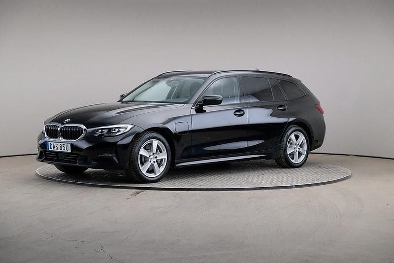 Svart Begagnad 2020 BMW 330e Sport Line Kombi | 289 000 kr (Marknadspris) - Bild 1/4