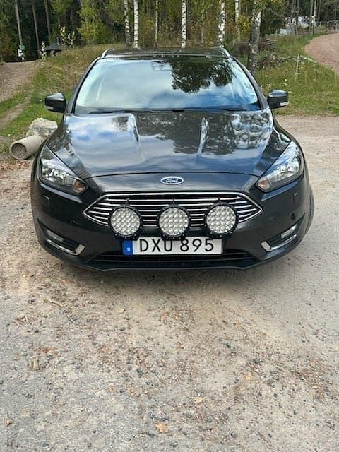 Grå Begagnad 2015 Ford Focus Kombi | 70 000 kr (Marknadspris) - Bild 1/4