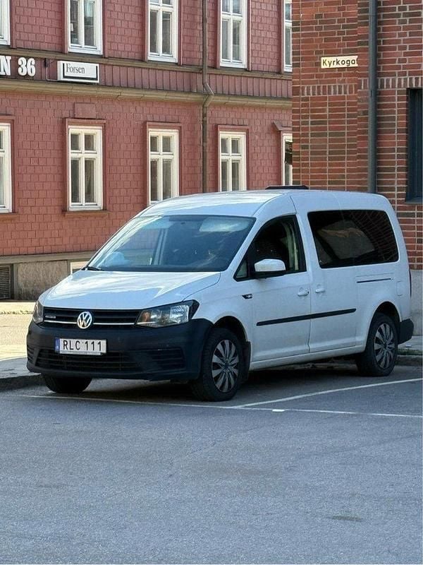 Vit Begagnad 2017 VW Caddy Maxi Life Life Minibuss | 165 000 kr (Bra pris) - Bild 1/4
