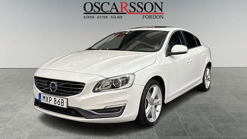Vit Begagnad 2017 Volvo S60 Sedan | 189 900 kr (Marknadspris) - Bild 1/4