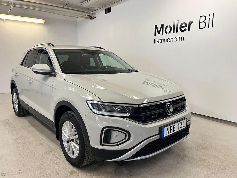 Grå (ascot grey) Begagnad 2022 VW T-Roc Life SUV | 214 900 kr (Marknadspris) - Bild 1/4