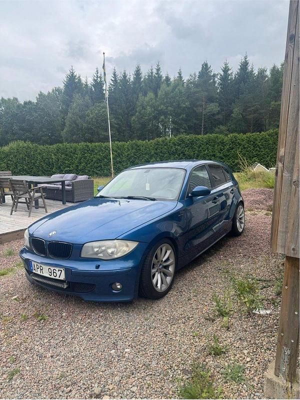 Blå Begagnad 2007 BMW 116 Halvkombi | 40 000 kr (Dyr) - Bild 1/4