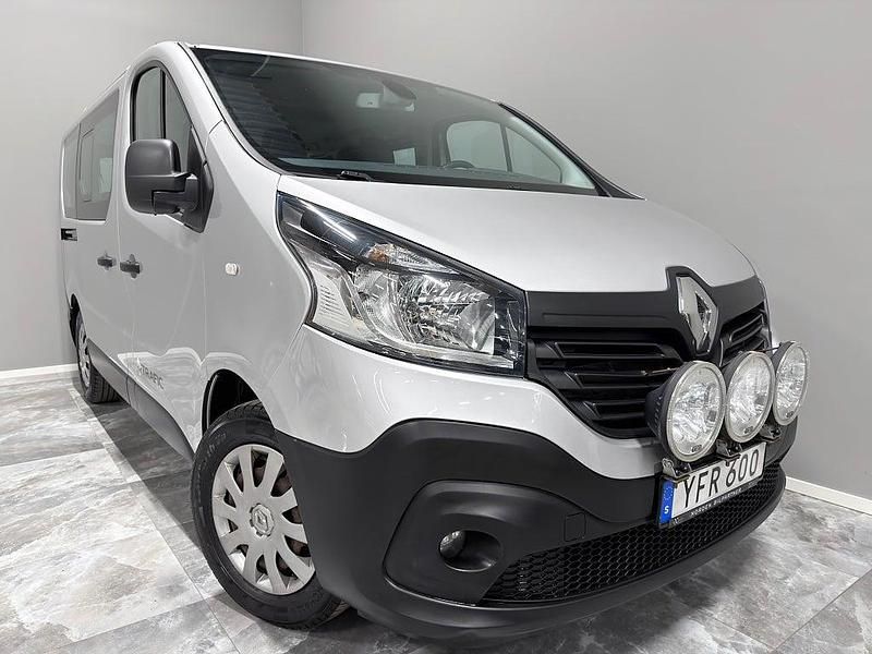 Begagnad Renault Trafic 146 HK (107 kW) 2016 Silver Minibuss