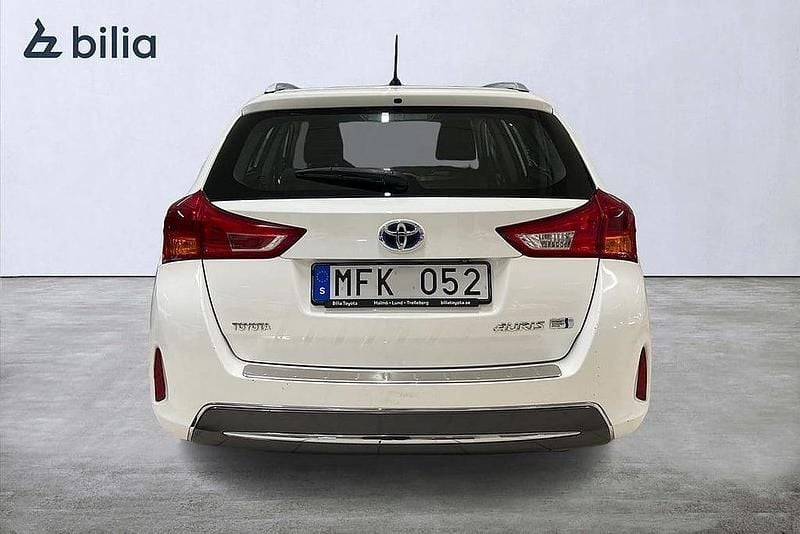 Begagnad Toyota Auris Touring Sports Active 137 HK (100 kW) 2013 Vit Kombi