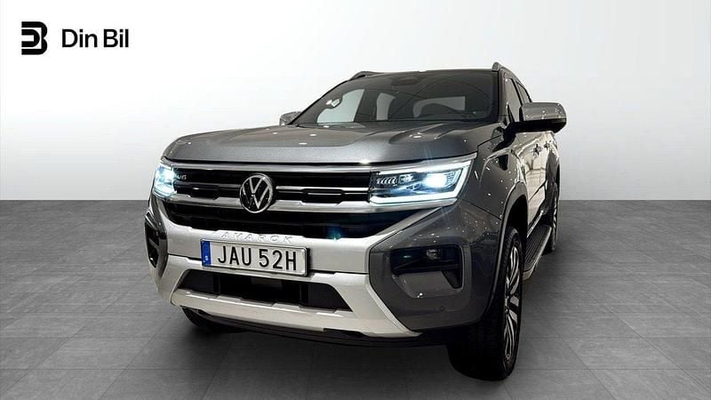 Grå (dark grey metallic) Begagnad 2023 VW Amarok Aventura Pickup | 759 900 kr (Marknadspris) - Bild 1/4