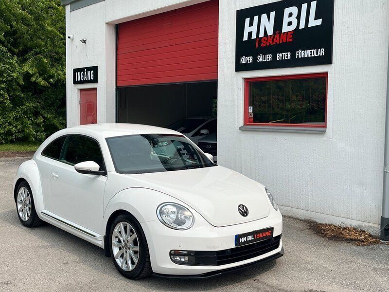 Vit Begagnad 2011 VW Beetle Halvkombi | 69 900 kr (Marknadspris) - Bild 1/4