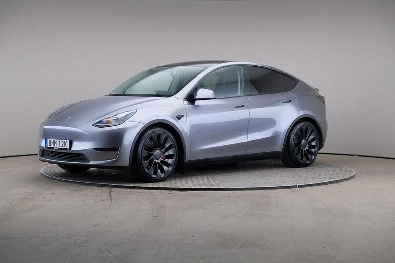 Grå Begagnad 2023 Tesla Model Y Performance SUV | 459 000 kr - Bild 1/4