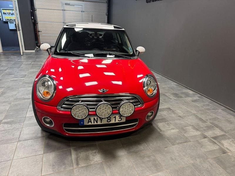 Röd Begagnad 2007 Mini Cooper D Halvkombi | 44 900 kr (Lite dyr) - Bild 1/4