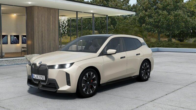 Grå Begagnad 2025 BMW iX M Sport SUV | 1 122 400 kr - Bild 1/4