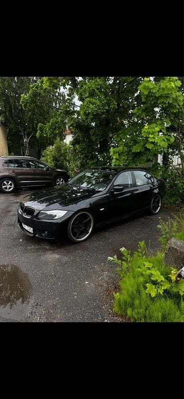 Svart Begagnad 2010 BMW 318 Comfort Edition Sedan | 56 990 kr (Marknadspris) - Bild 1/3