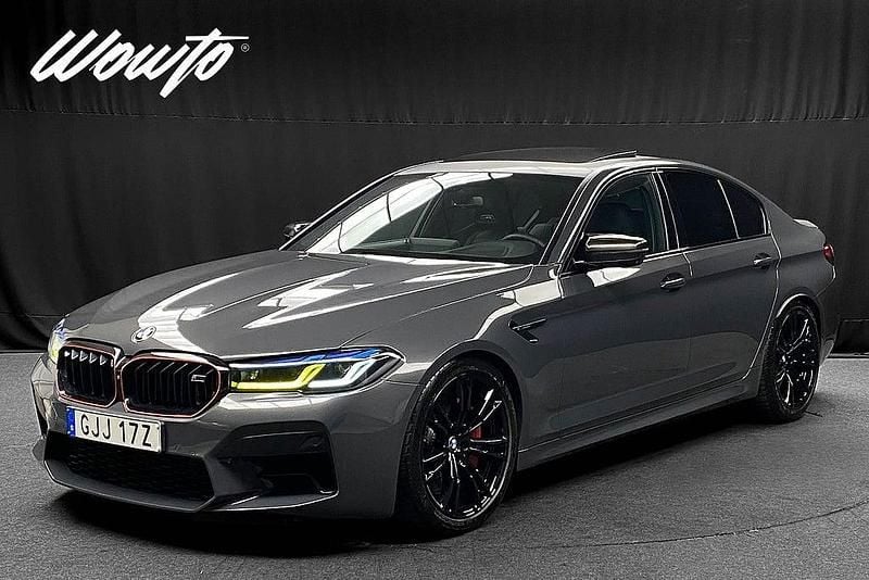 Grå Begagnad 2021 BMW M5 Competition Edition Sedan | 939 800 kr (Marknadspris) - Bild 1/3