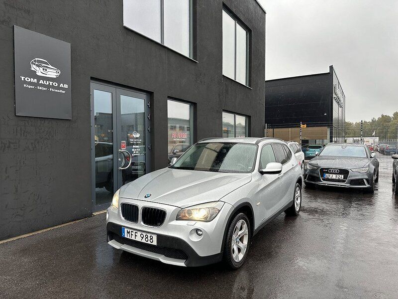 Ljusgrå (grå) Begagnad 2011 BMW X1 SUV | 89 900 kr (Marknadspris) - Bild 1/4