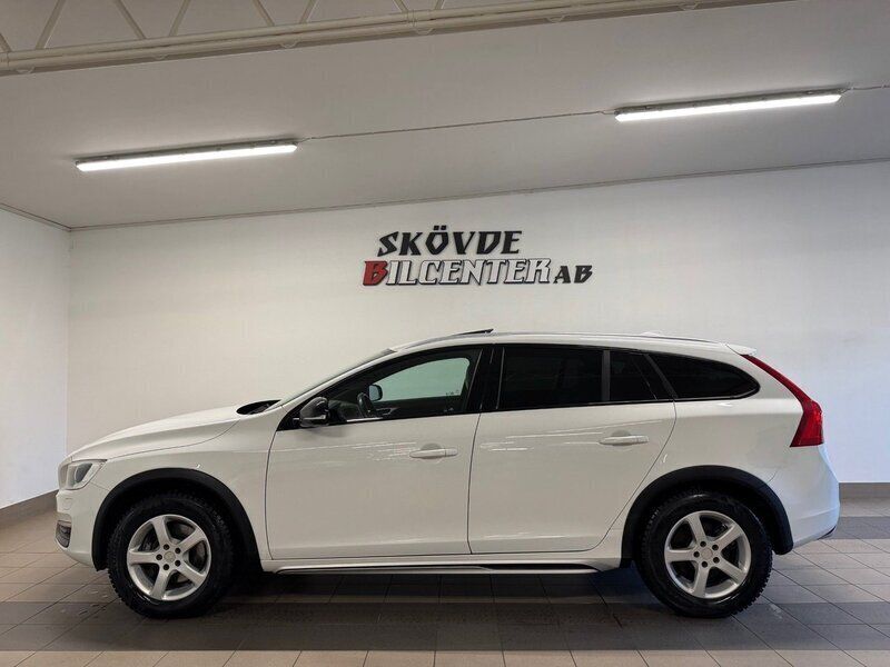 Vit Begagnad 2015 Volvo V60 CC Summum Kombi | 229 500 kr (Marknadspris) - Bild 1/4