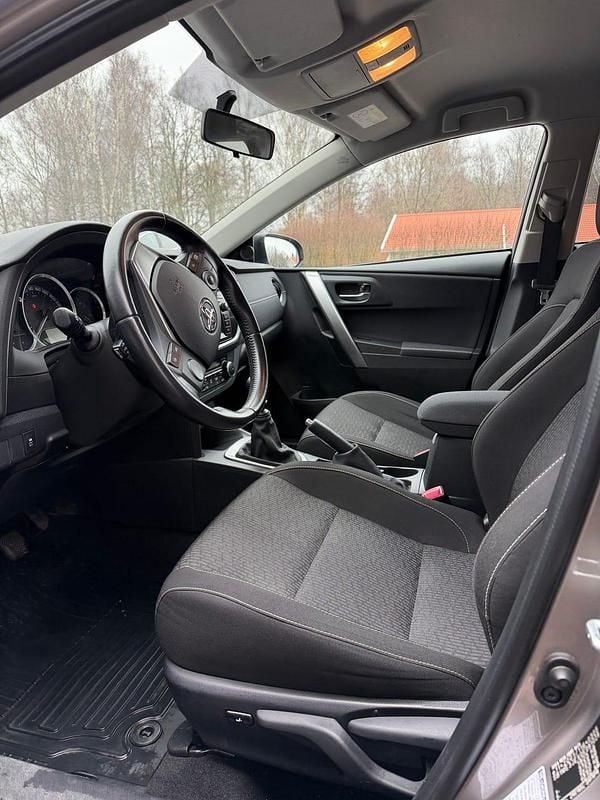 Begagnad Toyota Auris 132 HK (97 kW) 2015 Brunmetallic