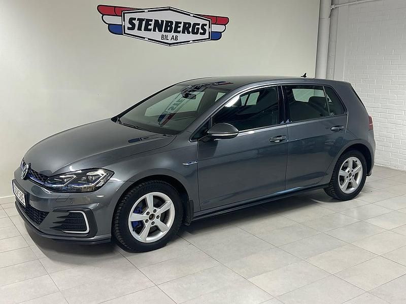 Mörkgrå Begagnad 2020 VW Golf VIII GTE Halvkombi | 214 900 kr (Superpris) - Bild 1/4