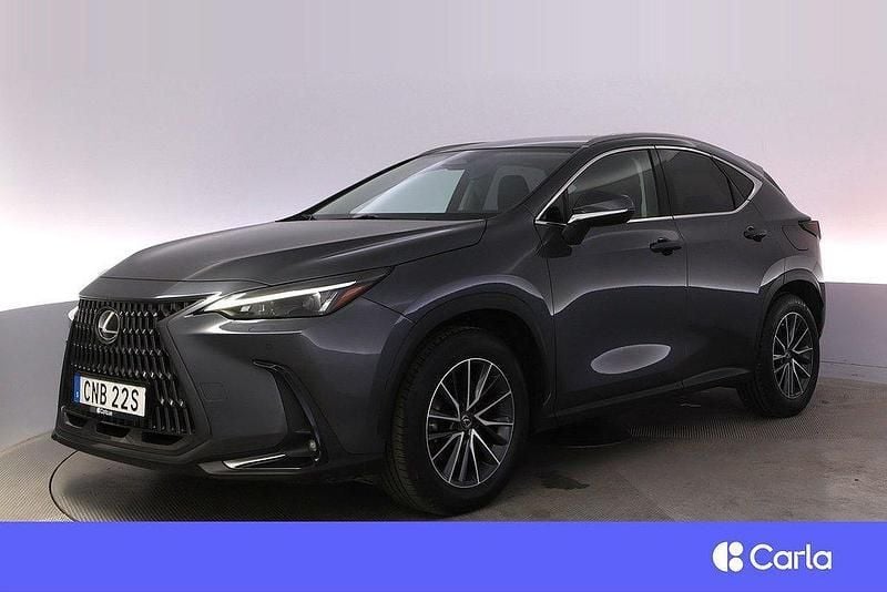 Grå Begagnad 2022 Lexus NX450h+ Business Edition SUV | 495 900 kr (Marknadspris) - Bild 1/4