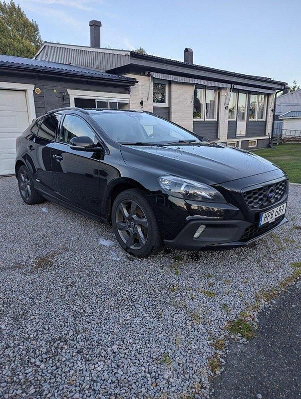 Svart Begagnad 2016 Volvo V40 CC Momentum Kombi | 125 000 kr (Bra pris) - Bild 1/4