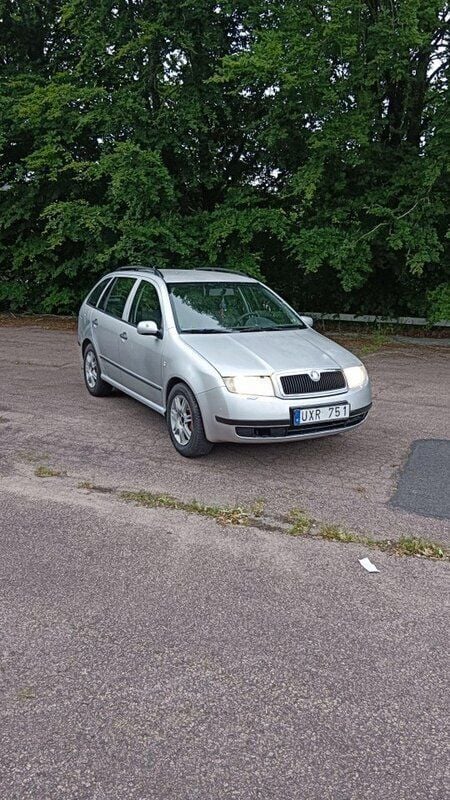 Silver Begagnad 2004 Skoda Fabia Kombi | 15 000 kr (Bra pris) - Bild 1/4
