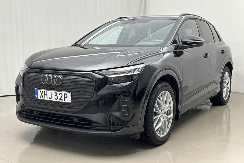 Svart Begagnad 2025 Audi Q4 e-tron Comfort SUV | 544 900 kr (Dyr) - Bild 1/4