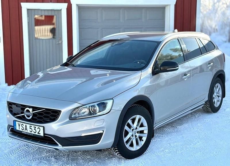 Begagnad Volvo V60 CC Momentum 190 HK (139 kW) 2018 Brun Kombi