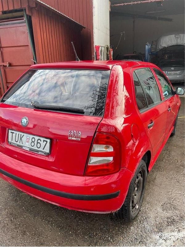 Röd Begagnad 2003 Skoda Fabia Halvkombi | 15 000 kr (Superpris) - Bild 1/4