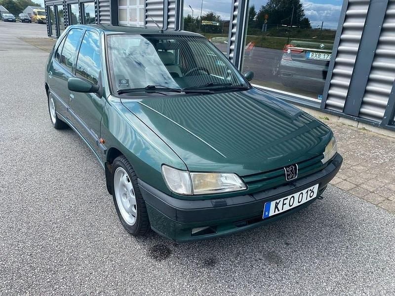 Begagnad Peugeot 306 Roland Garros 88 HK (64 kW) 1995 Mörkgrön Halvkombi