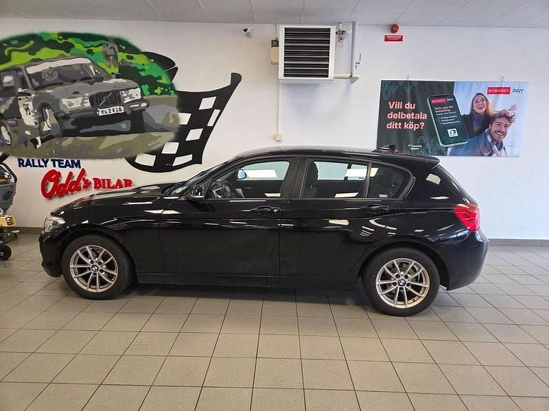 Svart Begagnad 2019 BMW 118 Advantage Halvkombi | 148 500 kr (Superpris) - Bild 1/1