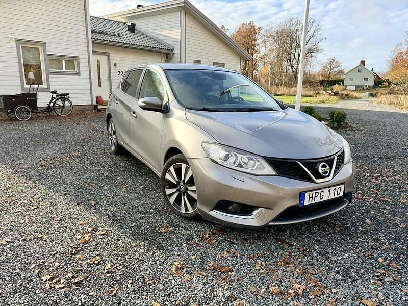 Grå Begagnad 2015 Nissan Pulsar Halvkombi | 55 000 kr (Marknadspris) - Bild 1/4