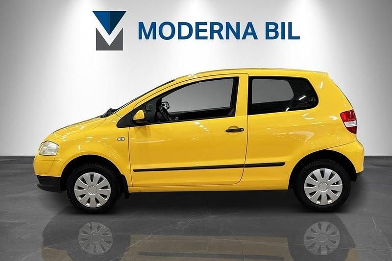 Begagnad VW Fox 54 HK (39 kW) 2005 Gul Halvkombi