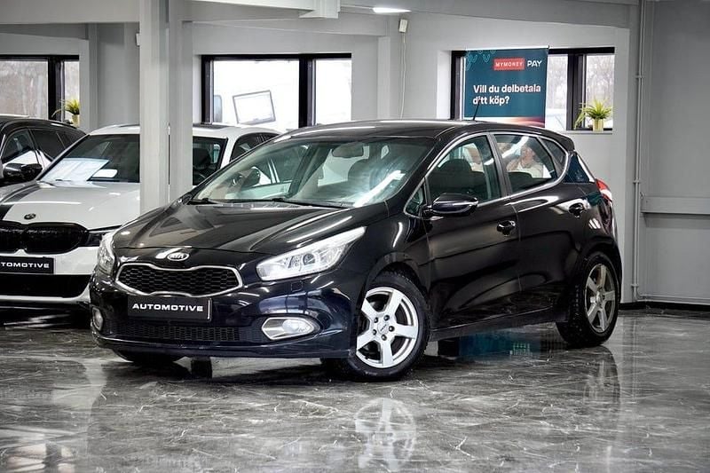 Svart Begagnad 2013 Kia Ceed Comfort Halvkombi | 59 900 kr (Marknadspris) - Bild 1/4